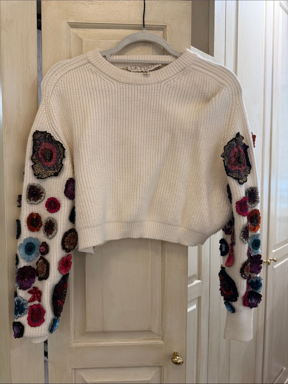 LA FUORI White Cropped Sweater with Multicolor Floral Appliqué